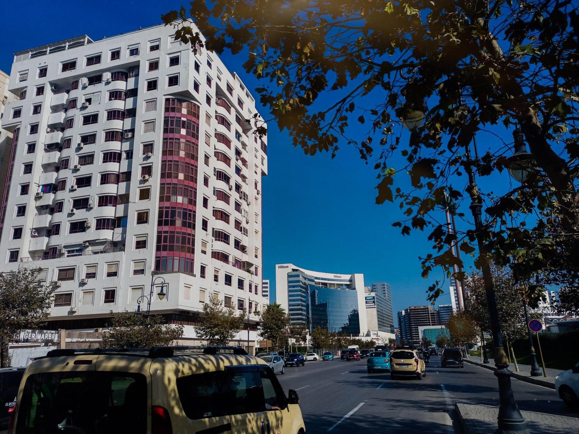 Amazing Appartement " Avec Climatisation " Au Centre Ville En Face Hilton & Gare Train De Tgv De Tanger 2N Танжер Экстерьер фото